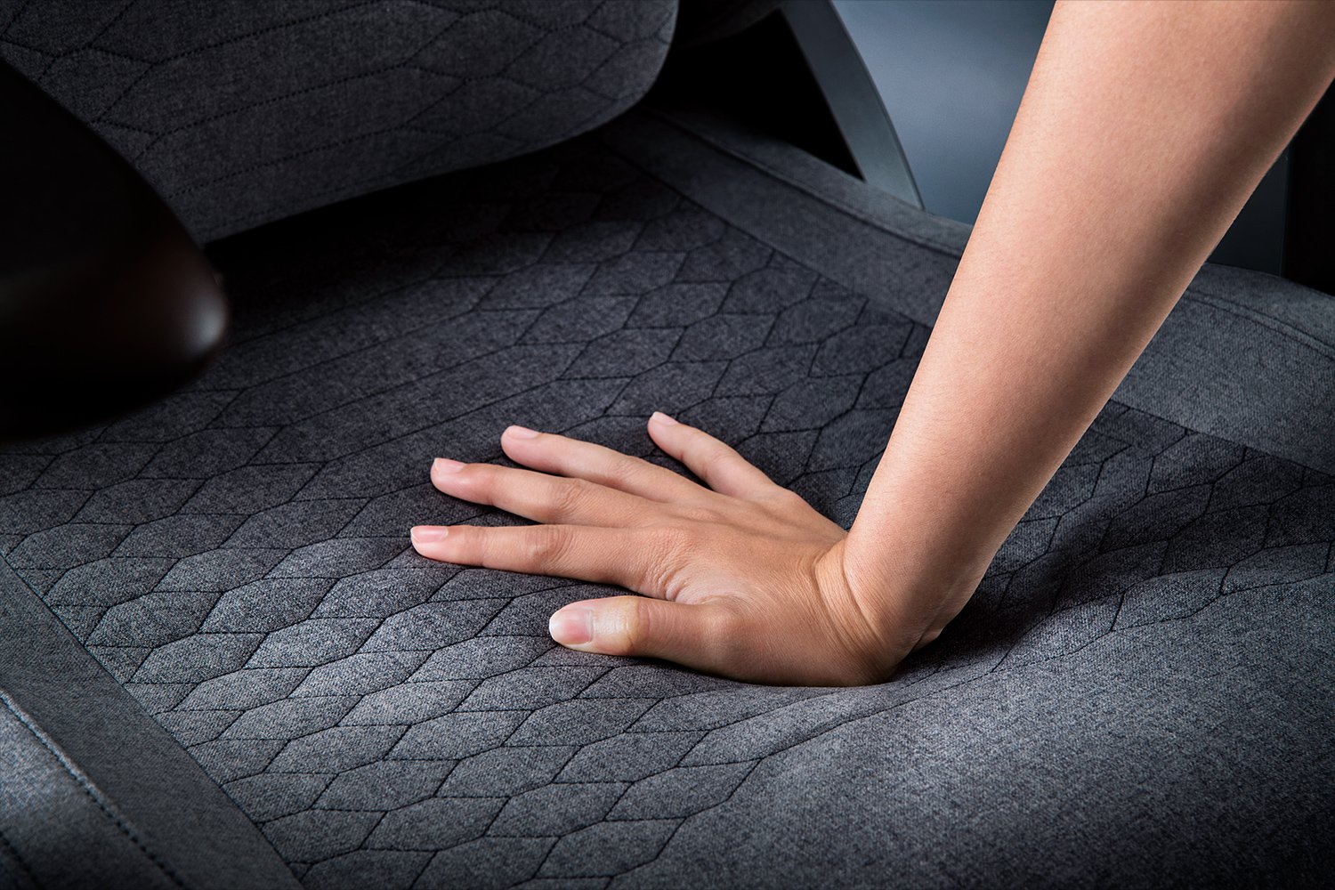 C311C Razer Iskur V2 人體工學高背電競椅(Dark Grey Fabric)